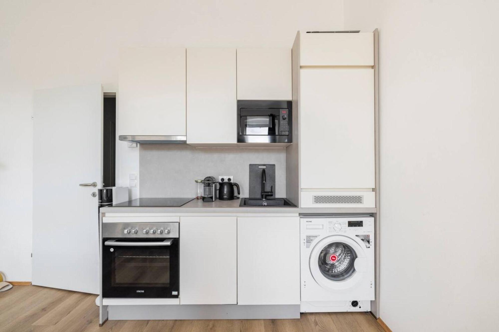 Apartment Near Schoenbrunn & Metro Вена Экстерьер фото